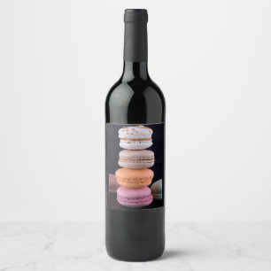 Farbiger Stapel französischer Macarons Weinetikett