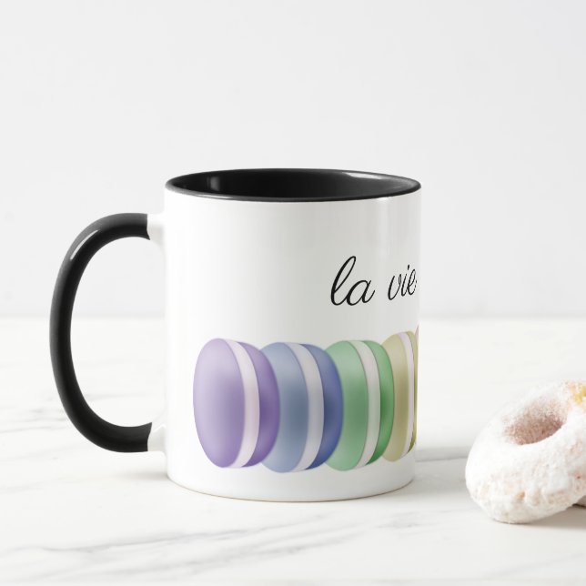 Farbiger Stapel süßer Makaronen: la vie est belle Tasse (Mit Donut)