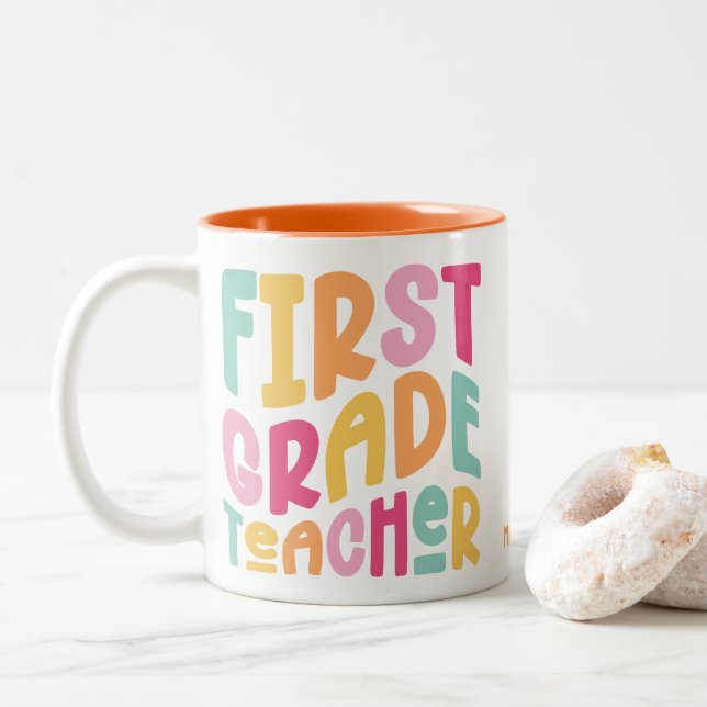 Farbiger Text des Lehrers erster Klasse Zweifarbige Tasse (Mit Donut)