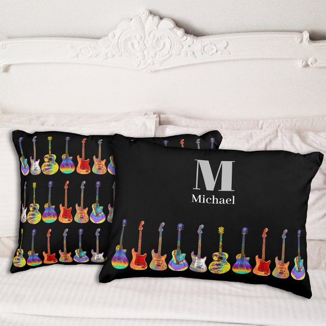 Farbiges Gitarrenmuster auf schwarzen Namen Kissenbezug (Colorful guitar pattern on black with name and monogram pillow case for guitarist musician gift)