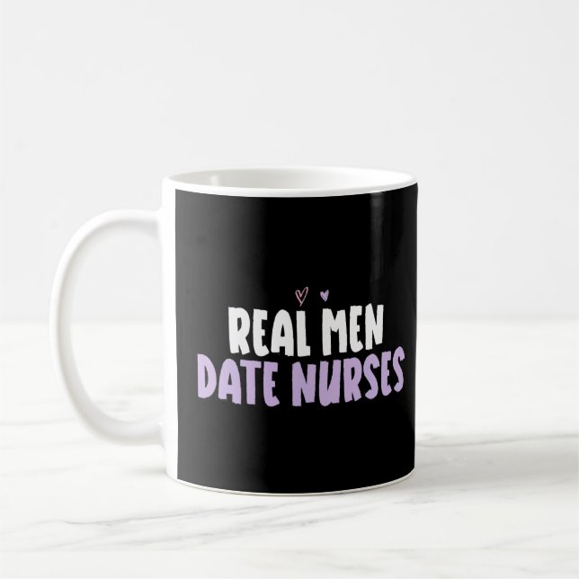 Farbiges Herz Real Men Date Nurses Sprichwort Kaffeetasse (Links)