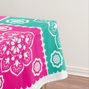 Farbiges mexikanisches Papel Picado auf Weiß Tischdecke