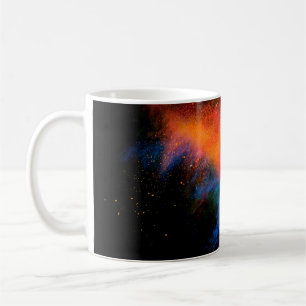 Farbiges Pulver auf schwarzem Hintergrund gestarte Kaffeetasse