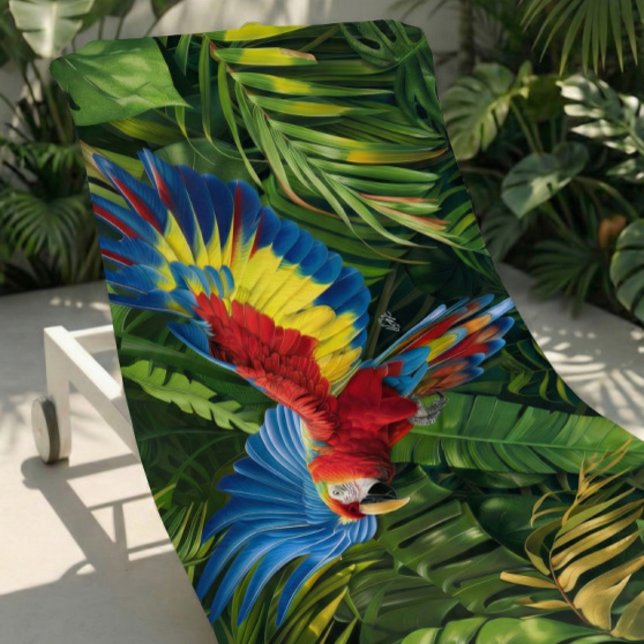 Farbiges Strandtuch von tropischem Maca (Vibrant tropical macaw beach towel, bold colors for poolside or summer travel)
