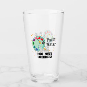 Farbiges Wasser nicht trinken Glas