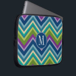 Farblich Zickzack Muster, kundenspezifisches Monog Laptopschutzhülle<br><div class="desc">Ein kühn gestalteter Deko in trendigen Pfauenfarben. Wenn Sie die Monogramme anpassen müssen,  klicken Sie auf die Schaltfläche Anpassen und ändern Sie sie.</div>