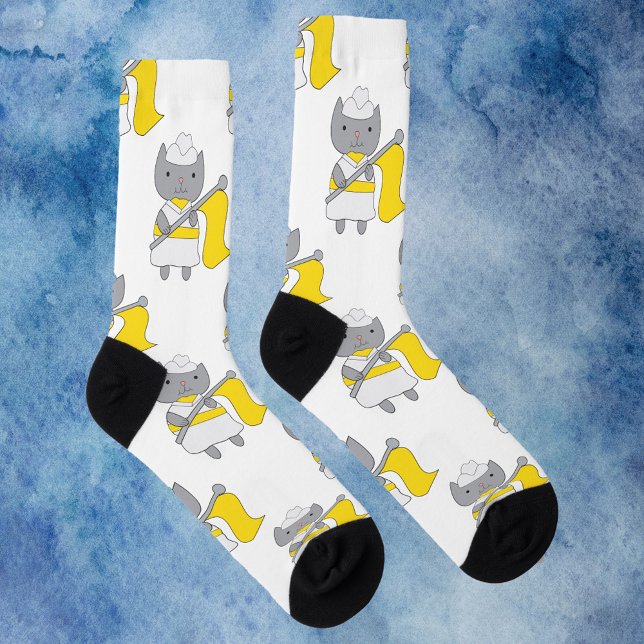Farbschutz Katzengelbes weißes Muster Socken (A pair of socks featuring a pattern of gray cats wearing a yellow and white color guard uniform.)