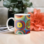 Farbstudie | Wassily Kandinsky Kaffeetasse<br><div class="desc">Farbstudie, Quadrate mit konzentrischen Kreisen (1913) | Wassily Kandinsky's Color Study: Quadrate mit konzentrischen Kreisen ist eine lebhafte Erkundung von Farbe und Form, mit einem Quadrat voller konzentrischer Kreise in einer Reihe von kühlen und kontrastreichen Farben. Jedes Quadrat enthält einzigartige Farbkombinationen, die einen visuellen Rhythmus und Harmonie erzeugen, die Kandinskys...</div>