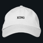 Farbtextanzeige für schwarzen King-Name weiß Bestickte Baseballkappe<br><div class="desc">King Name Schwarzer Farbtext Visor Weiß bestickte Baseballkappe. Schriftart Name ist Century,  Schriftart Größe 30,  King Black Color Text. Style type ist Alternative Apparel Basic einstellbare Cap,  Color type ist White.</div>