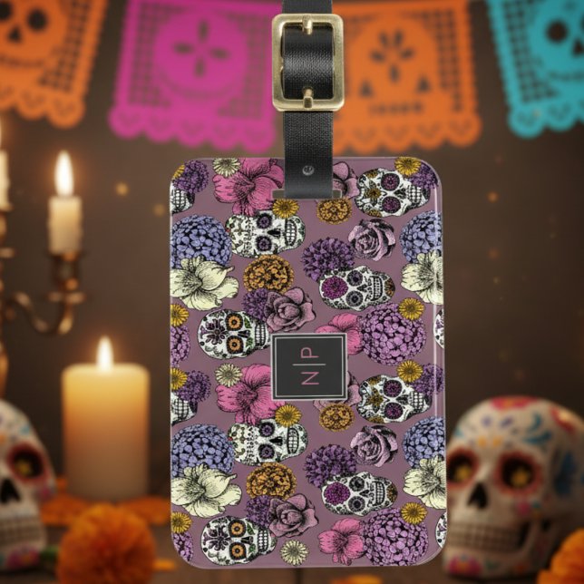 Farbvolle Skulls Trendy Monogram Mauve Gepäcktag Gepäckanhänger (Floral Sugar Skull Luggage Tags. Dia de los Muertos Mexican Calavera Skulls & Flowers Travel Tags)
