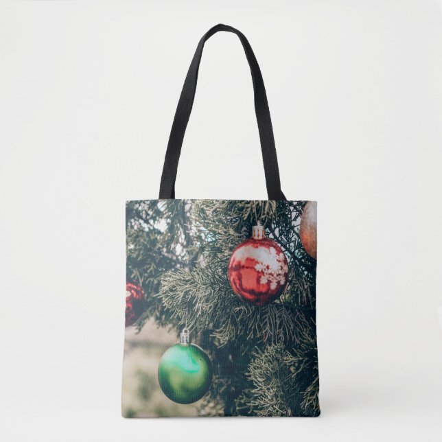 Farbvolle Weihnachtsbaumdekoration auf einem Baum. (Vorderseite)