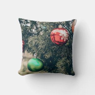 Farbvolle Weihnachtsbaumdekoration auf einem Baum. Kissen