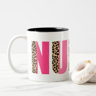 Farbvoller Schriftart mit Leopard Print Accent Bol Zweifarbige Tasse