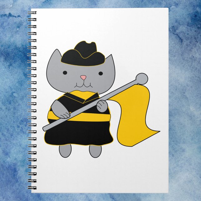 Farbwächter-Katze Gelbe Flagge Schwarze Uniform Notizblock (A notebook featuring a cute gray cat wearing a black and yellow gold color guard uniform.)