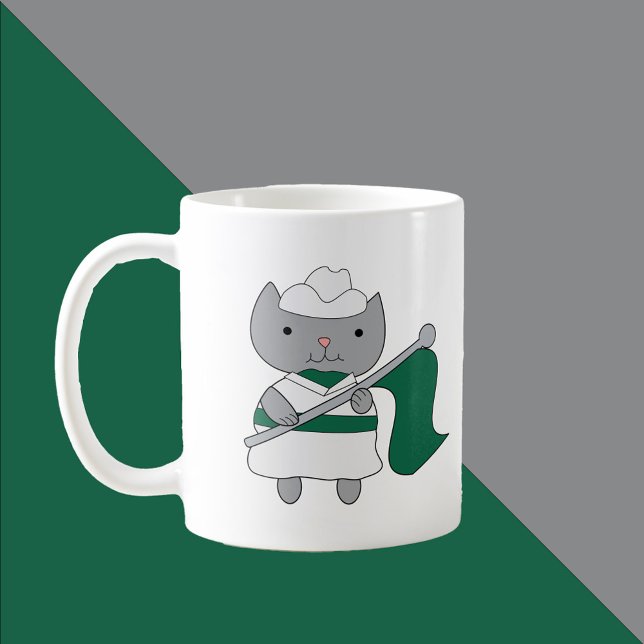 Farbwächter Katzengrün und Weiß Kaffeetasse (A mug featuring a gray cat wearing a green and white color guard uniform.)