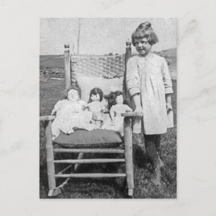 Farm Girl and Her Doll Friends Vintag Postkarte