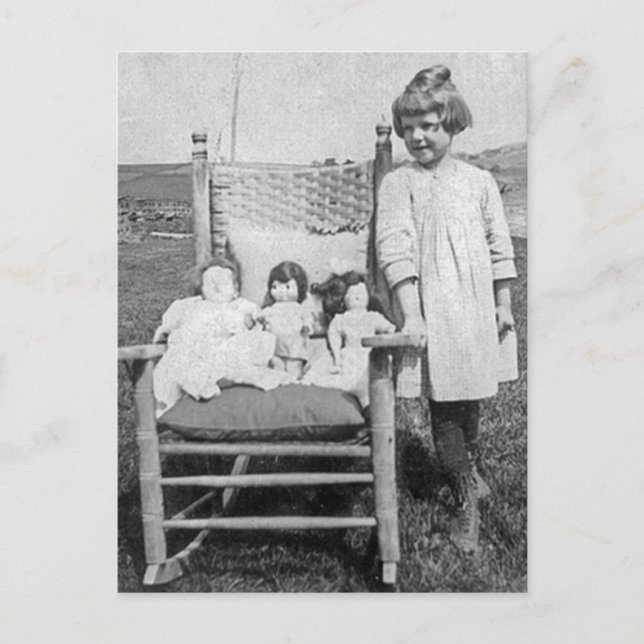 Farm Girl and Her Doll Friends Vintag Postkarte (Vorderseite)