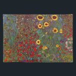 Farmgarten Gustav Klimt mit Sonnenblumen Tischset<br><div class="desc">Der Bauerngarten Gustav Klimt mit Sonnenblumen Tischset. Ölmalerei auf Leinwand von 1905-06. Obwohl Klimt für seine goldene Periode, die klassische Werke wie The Kiss und Portrait von Adele Bloch Bauer produzierte, am meisten geschätzt wird, produzierte der Künstler auch einige unglaublich charmante Landschaftsmalereien. Die Gartenfarm mit Sonnenblumen verfügt über einen blühenden...</div>