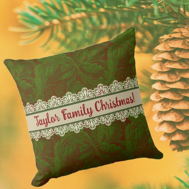 Farmhouse William Morris Holiday Kissen (Start a new family tradition with these personalized pillows.)