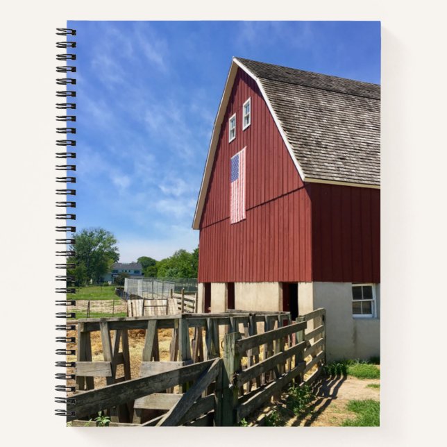 Farms Red Barn With American Flag Notizbuch (Vorderseite)