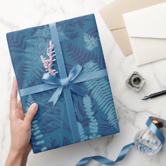 Farne in blauem Geschenkpapier