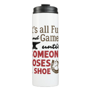 Farrier Spaß und Spiele bis jemand eine Schuhe ver Thermosbecher