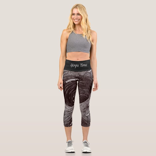Fascinating Retro Black & White Vortex  Capri Leggings (Vorderseite)