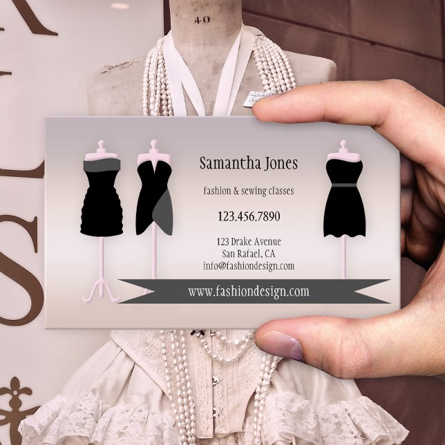 Fashion Sewing oder Seamstress Business Card Visitenkarte (Modern business card featuring examples of dresses on a chic pink grey background)
