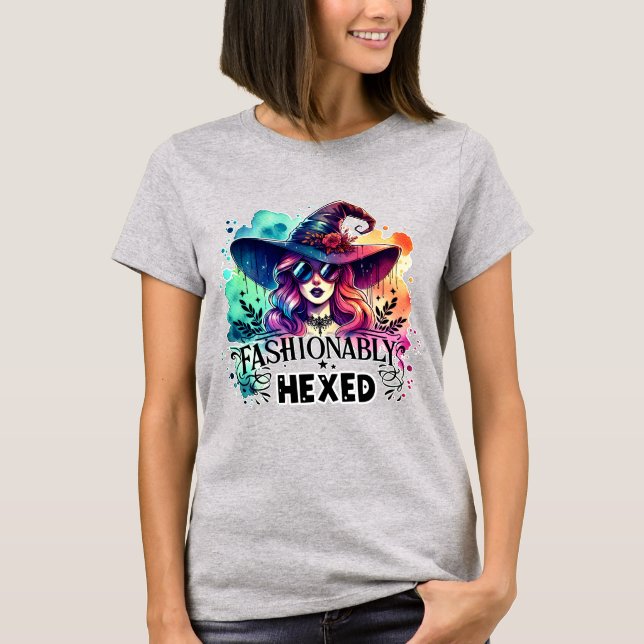 "Fashionably Hexed Witch – Modern Style Halloween  T-Shirt (Vorderseite)