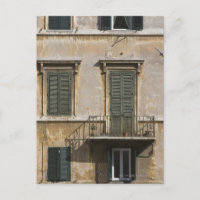 Fassade aus Gebäude mit Balkon und Fensterfront