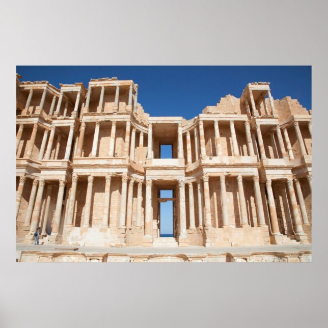 Fassade und Bühne des römischen Amphitheaters Poster (Vorne)