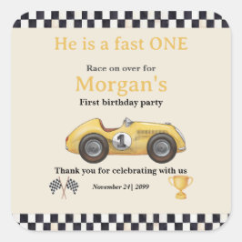 Fast ein gelbes Rennwagen Kinder erste Geburtstags Quadratischer Aufkleber