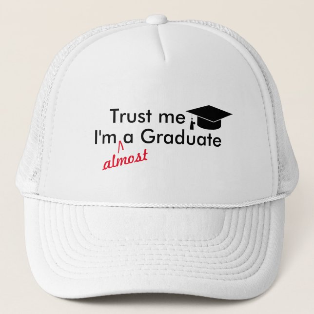 Fast Graduate Hat - Punny Graduation Cap Truckerkappe (Vorderseite)