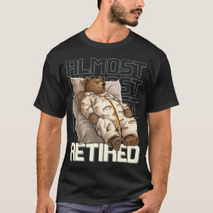 Fast pensionierter Bär in Pyjama entspannt Fischen T-Shirt