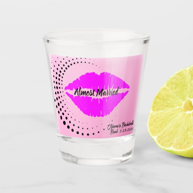 "Fast Verheiratet" Lila Passion Kiss Schnapsglas (Vorderseite)