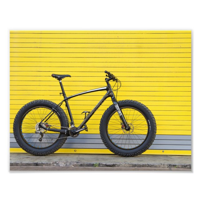 Fattrad an der gelben Wand Fotodruck (Vorne)