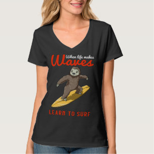 Faultier surft auf Surfbrett Lernen zu surfen T-Shirt