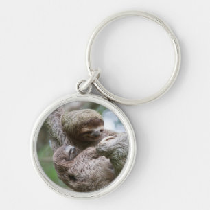 Faultierbaby mit Mutter an einem Baum hängend Schlüsselanhänger
