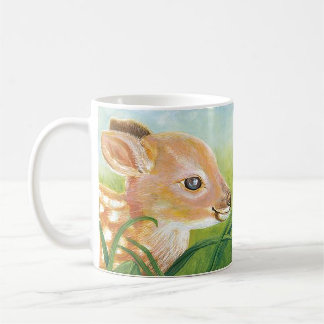Fauna liegt im Gras und Eichhörnchen Kaffeetasse (Links)