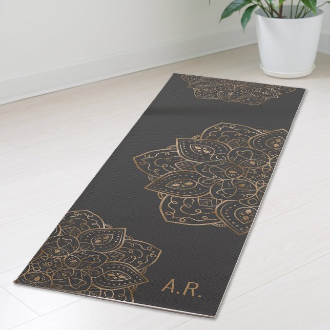 Faux Gold Foil On Dark Gray Mandala With Initials Yogamatte (Von Creator hochgeladen)