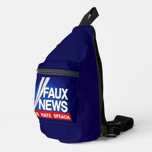 Faux News Crossbody Bag (Rechte Ecke)