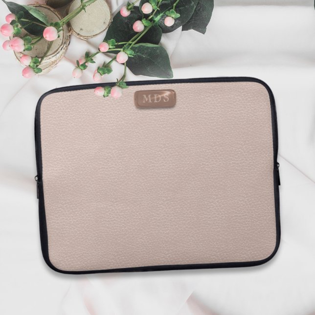 Faux Rose Gold Leather Pretty Blush Pink Modern Laptopschutzhülle (A pretty blush pink faux leather look laptop sleeve with space for your initials)