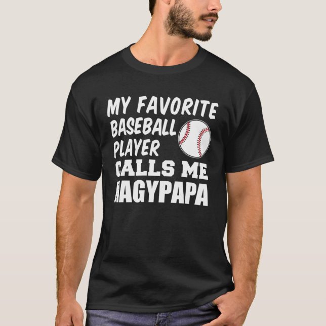 Favorite Baseball Player Calls Me Nagypapa Hungari T-Shirt (Vorderseite)