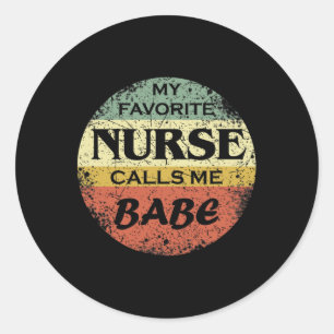 Favorite Nurse nennt mich Babe Runder Aufkleber