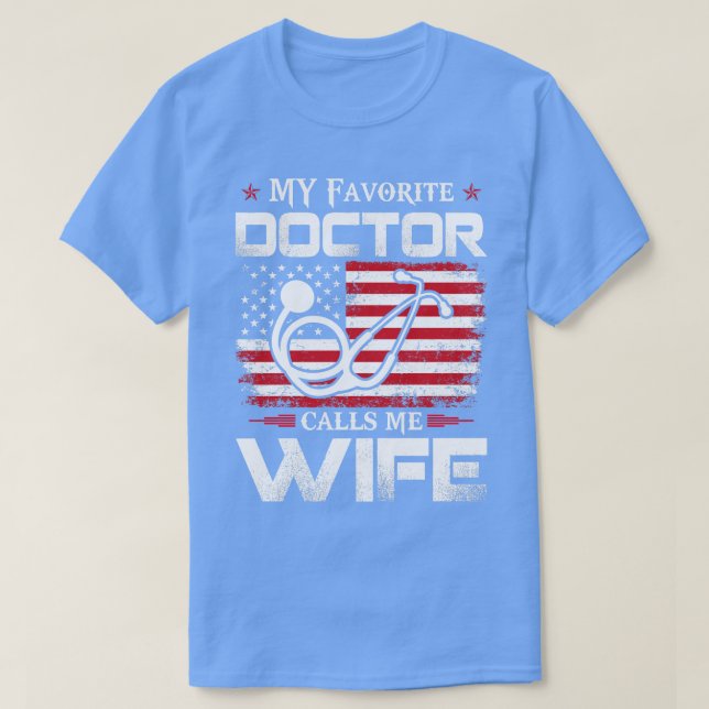 Favoritenarzt ruft Ehefrau Doktor Gift Doctor T-Shirt (Design vorne)