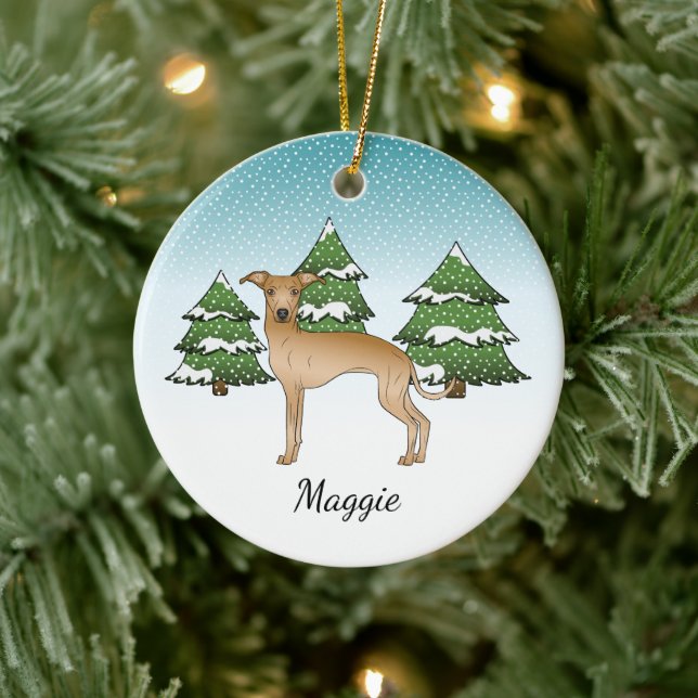 Fawn Italian Greyhound Dog in einem Winterwald Keramik Ornament (Baum)