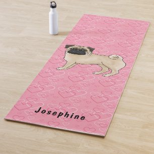 Fawn Mops Hund Niedlichen Mops und rosa Herzen mit Yogamatte