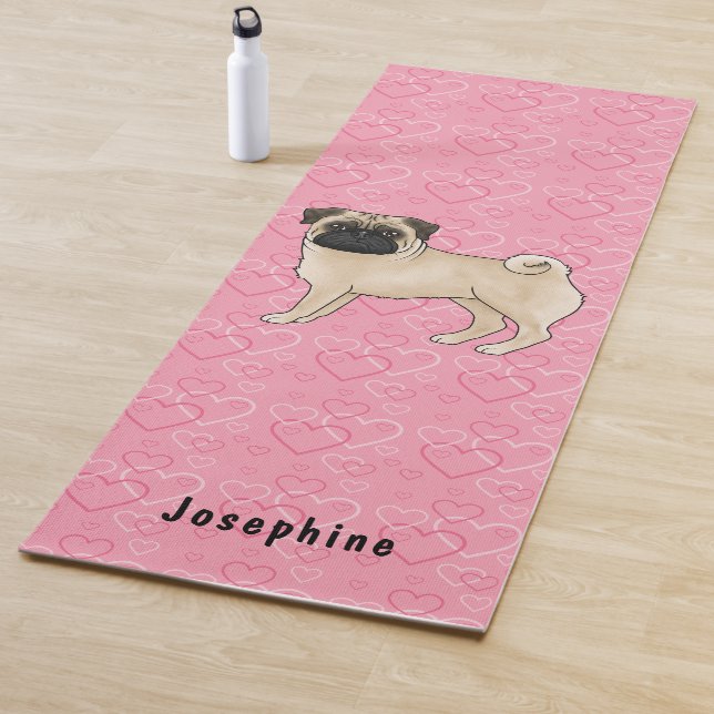 Fawn Mops Hund Niedlichen Mops und rosa Herzen mit Yogamatte (Beispiel)
