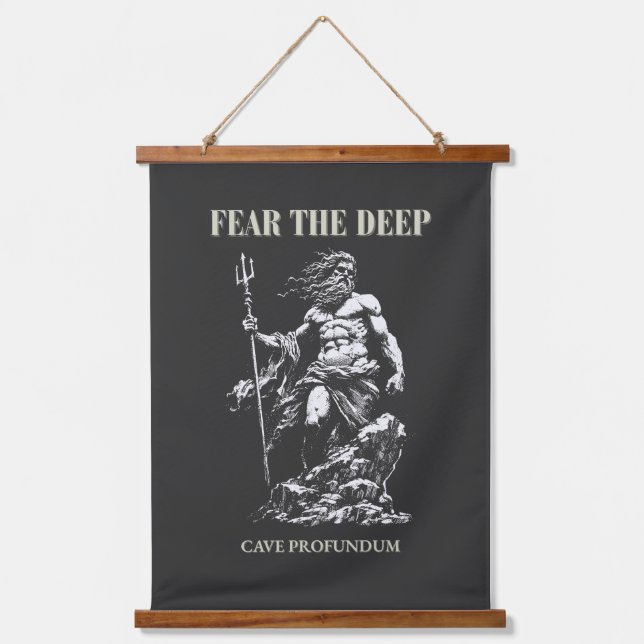 Fear the Deep – Poseidon Mythic  Wandteppich Mit Holzrahmen (Vorderseite)