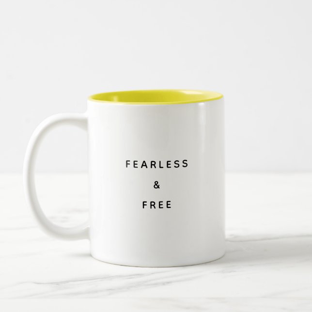 Fearless & Free Typography Modern Two-Tone Mug Zweifarbige Tasse (Links)